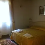 Pantheon לינה וארוחת בוקר 4*
