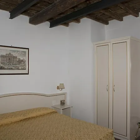 Pantheon Bed & Breakfast 4*