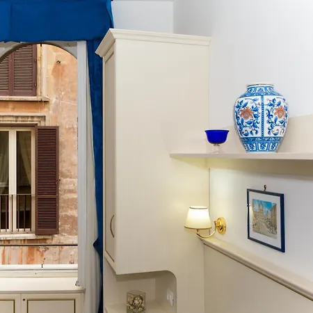 Pantheon Bed & Breakfast 4*